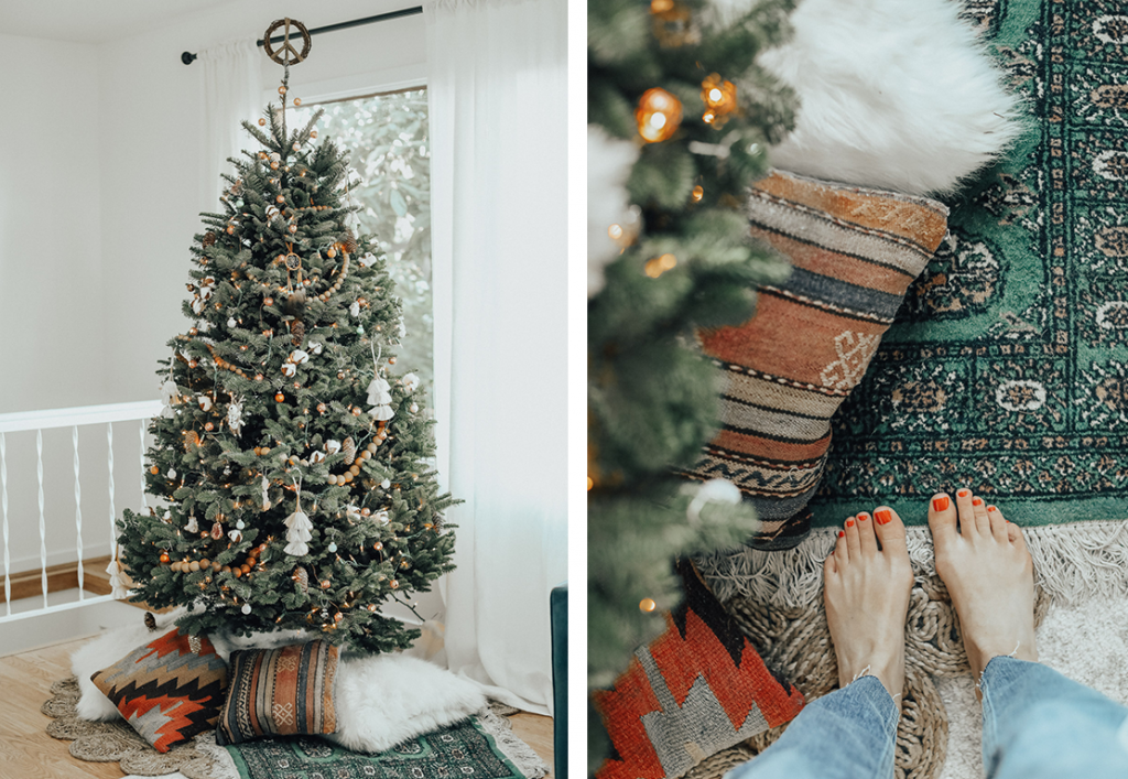 Árbol de Navidad con mantas, alfombras y cojines de estilo Boho y estampados étnicos. 