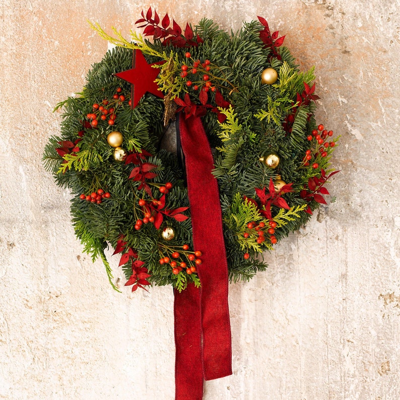 Regalo adorno navideño decorativo y artesanal. Corona aromática verde y roja.