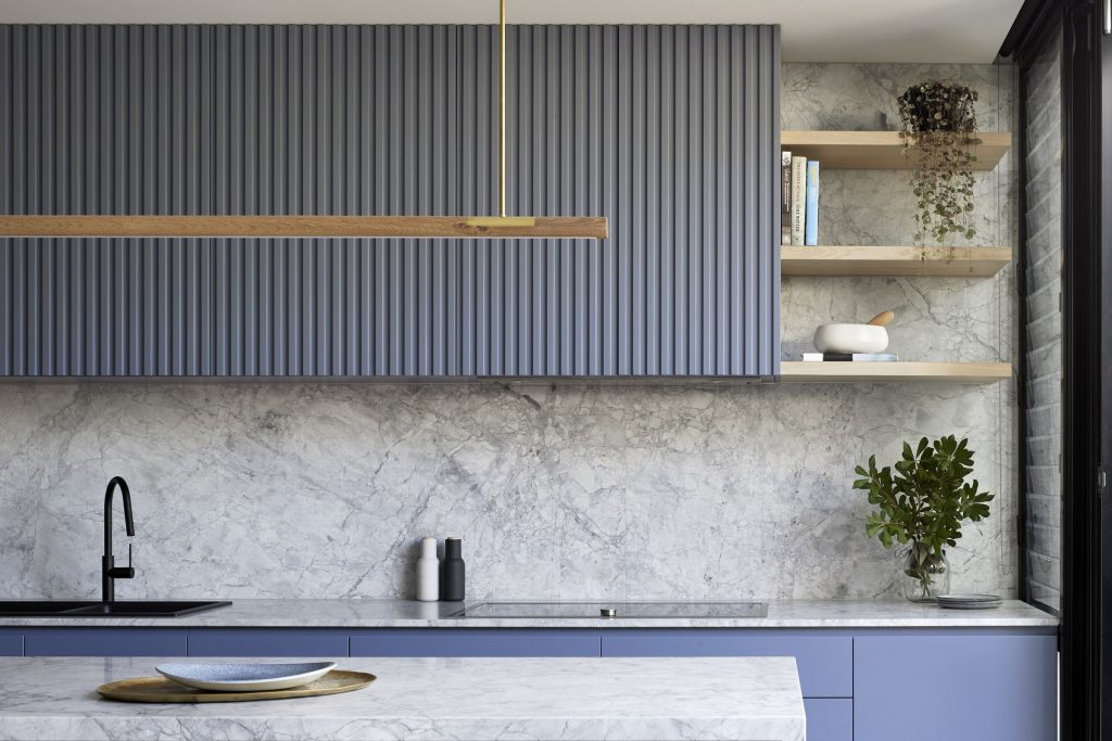 Diseño de Interiores, cocina en color violeta Very Peri Pantone 2022.