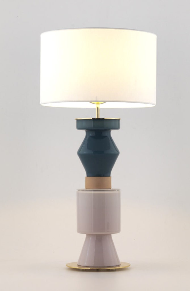Diseño de Interiores, lámpara de sobremesa con detalle en color azul morado Very Peri Pantone 2022.
