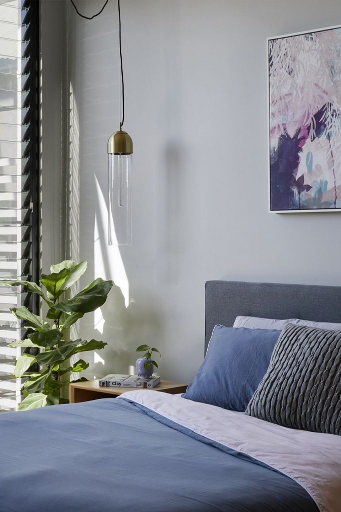 Diseño de Interiores, dormitorio en color violeta Very Peri Pantone 2022.